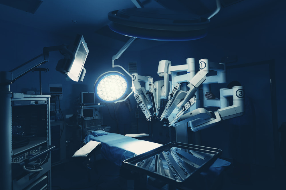 Sala de cirurgia com aparelhos robóticos.