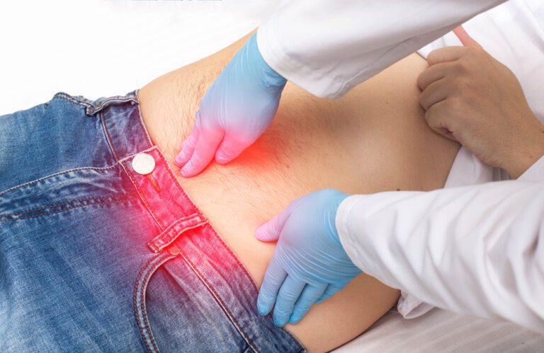 Médico examinando paciente - hérnia no estômago