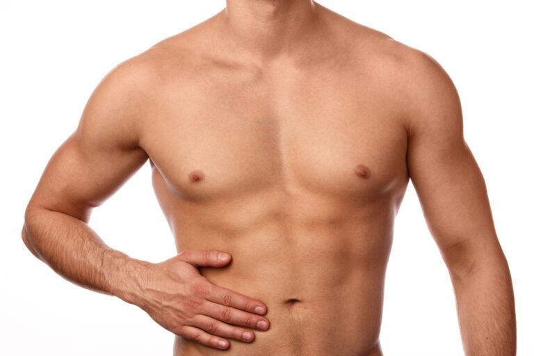 Homem com mão em sua barriga depois da cirurgia de hérnia abdominal
