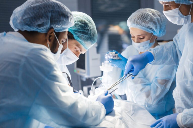 Médicos em uma cirurgia de hérnia