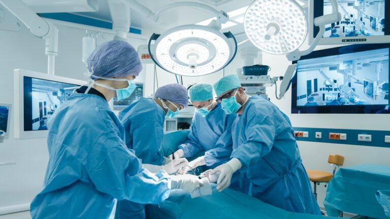 Execução de umacirurgia de hérnia inguinal por videolaparoscopia