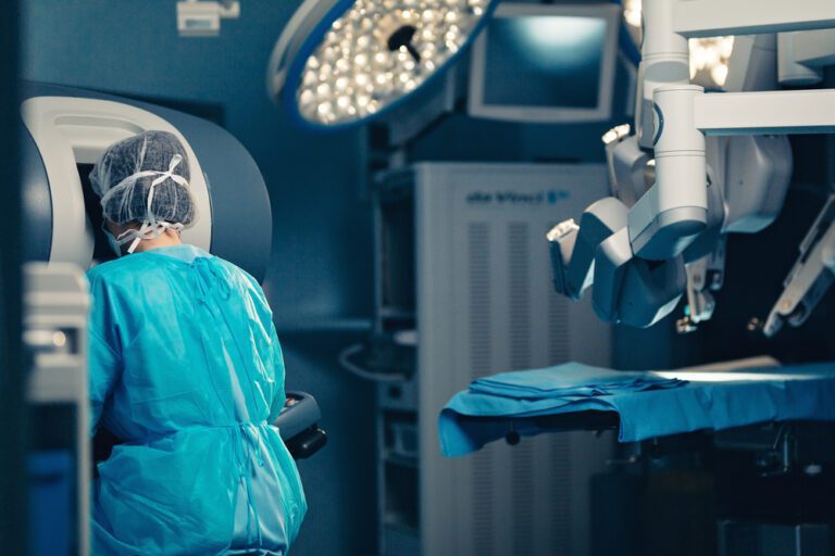 Médica se preparando para executar uma cirurgia robótica