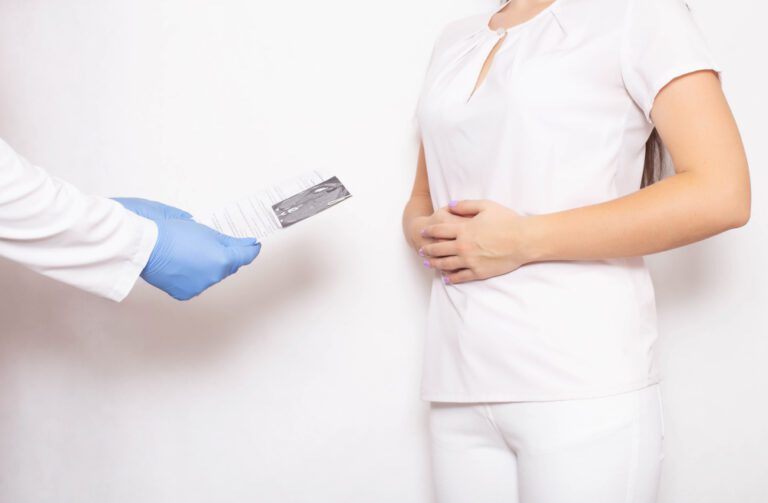 médico entregando papel para paciente