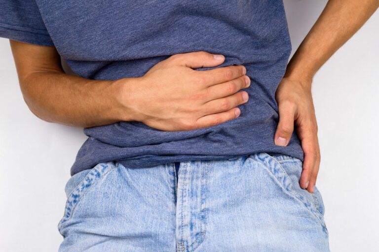 homem com sintomas de hernia