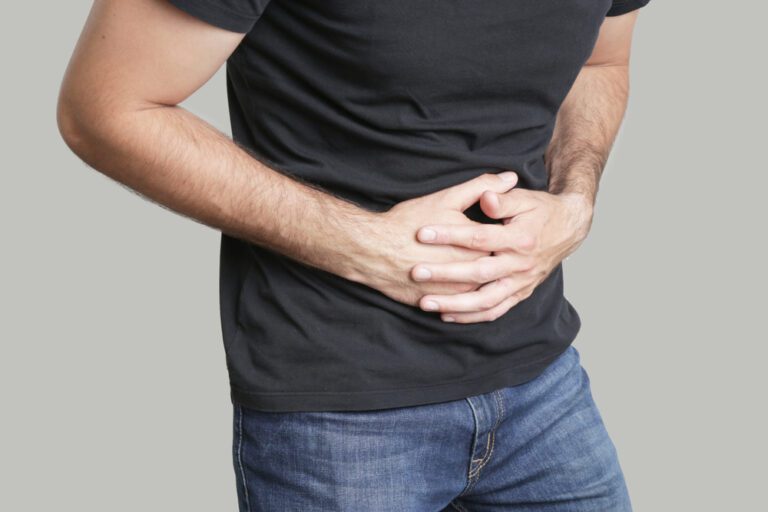 Homem com as mãos na barriga sentindo dor - hérnia