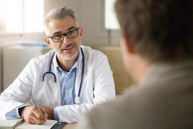 Médico especialista em hérnia conversa com paciente