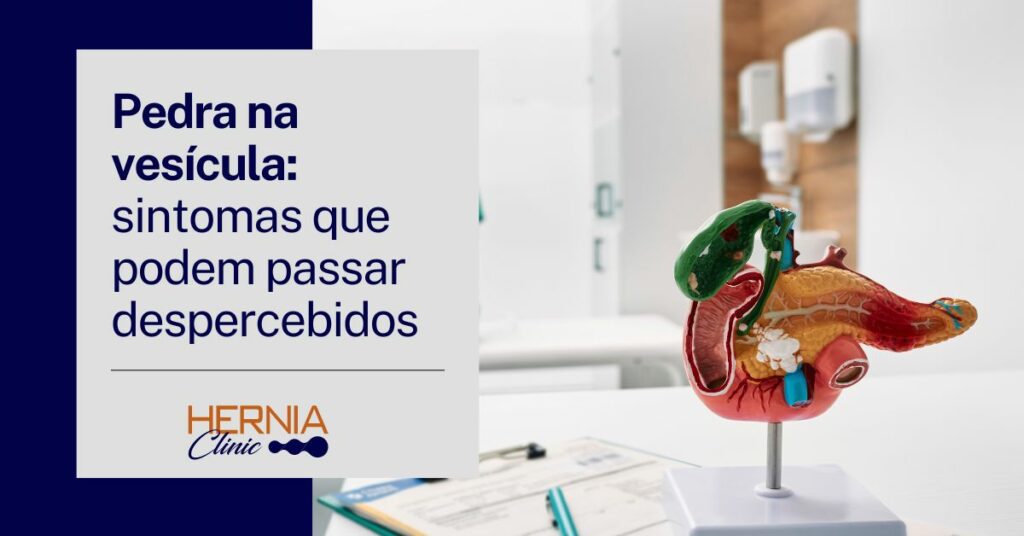 Modelo anatômico do sistema digestivo mostrando o pâncreas, estômago e vesícula biliar, em um consultório médico, com paciente desfocada ao fundo.