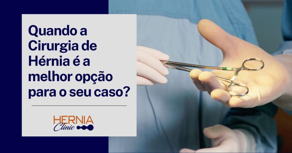 
Profissionais da saúde com luvas passando uma pinça cirúrgica, ao lado da frase "Quando a Cirurgia de Hérnia é a melhor opção para o seu caso?" e logotipo da Hernia Clinic.