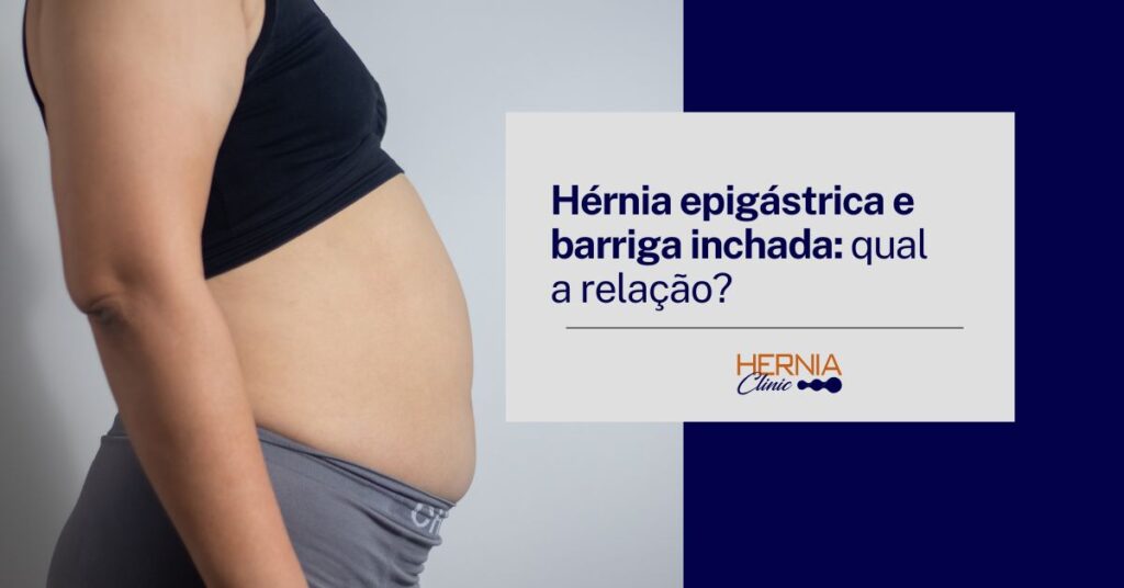 Mulher com sobrepeso em perfil, vestindo top preto e calça cinza, destacando a região abdominal saliente.