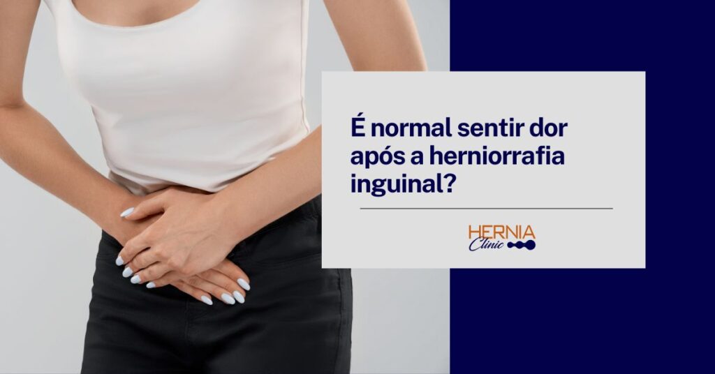Mulher com expressão de dor, segurando a parte inferior do abdômen com as duas mãos, vestindo blusa branca e calça preta.