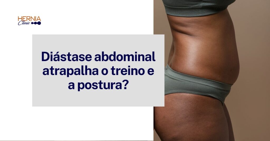 Close do abdômen de uma mulher em roupa de treino, evidenciando leve protuberância abdominal, com fundo marrom neutro.