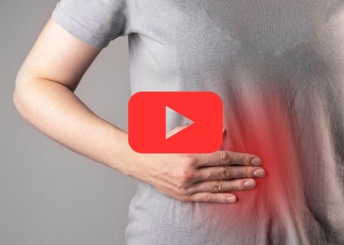 Pessoa com a mão sobre o abdômen inferior direito, área destacada em vermelho, sugerindo dor ou inflamação abdominal.