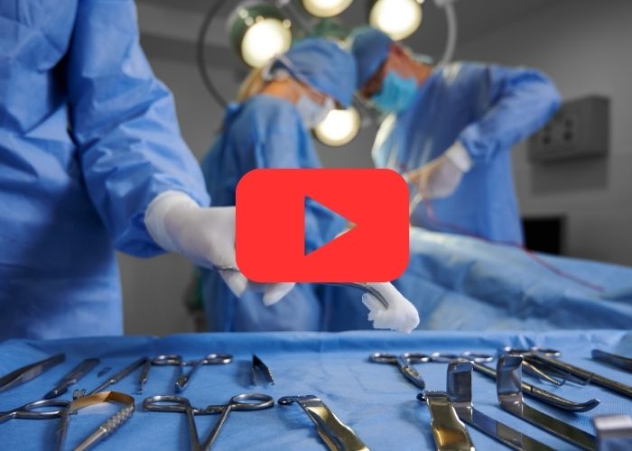 Profissionais em cirurgia com instrumentos cirúrgicos em foco e texto sobre cirurgia aberta ou por vídeo para tratamento de hérnia.