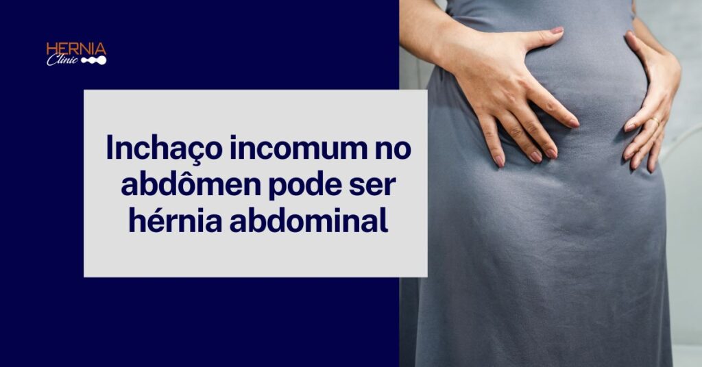 Mulher grávida com as mãos apoiadas na barriga, vestindo roupa cinza, em ambiente com azulejos claros ao fundo.