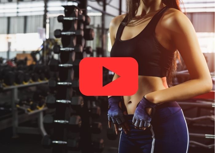 Mulher de roupa esportiva em academia ao lado de texto: “Sexo, academia e direção: quando retomar após operar a hérnia?”
