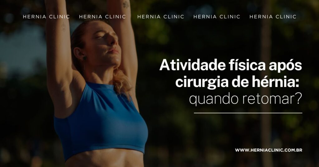 Atividade física após cirurgia de hérnia: quando retomar? 1 Mulher com roupa esportiva azul faz alongamento ao ar livre, com olhos fechados e expressão relaxada, em ambiente ensolarado e arborizado.