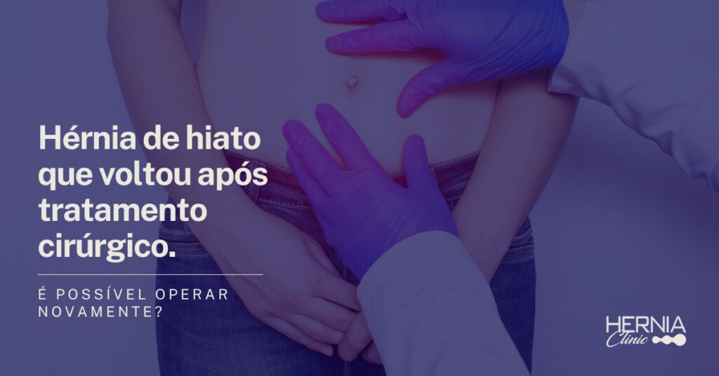Médico examinando a região abdominal de um paciente com possível hérnia umbilical, destacada por uma área avermelhada ao redor do umbigo.
