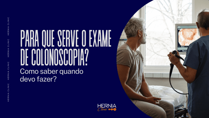 Médico mostra imagens de colonoscopia em um monitor enquanto paciente sentado na maca observa, em consultório iluminado por janelas amplas.