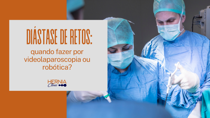 Diástase de retos: quando fazer por videolaparoscopia ou robótica? 1 Equipe médica realiza cirurgia laparoscópica em centro cirúrgico, utilizando instrumentos e monitoramento hospitalar ao fundo.