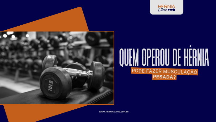 Quem operou de hérnia pode fazer musculação pesada? 1 Halter de 10 lb apoiado em um banco de treino, com vários pesos desfocados ao fundo em uma academia.