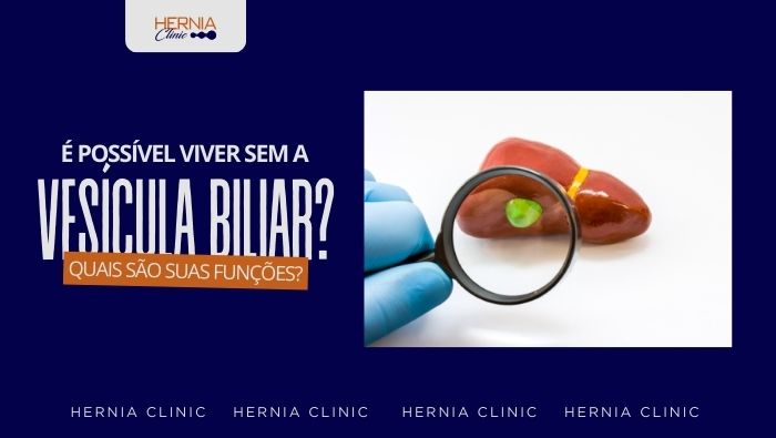 Mão com luva segurando lupa sobre modelo de fígado, destacando a vesícula biliar em verde, em fundo branco.