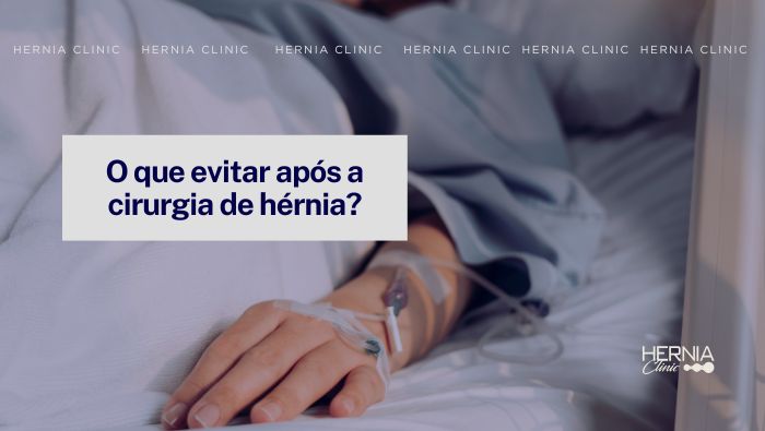 Paciente deitado em leito hospitalar com acesso venoso na mão, em ambiente de recuperação e cuidados médicos.