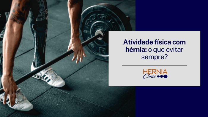 Atividade física com hérnia: o que evitar sempre? 1 Pessoa segurando barra com pesos durante treino de musculação em academia, com foco nas mãos, pernas e anilhas.