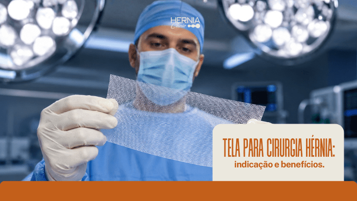 Cirurgião segura tela cirúrgica em centro cirúrgico, usando máscara, luvas e roupas hospitalares.