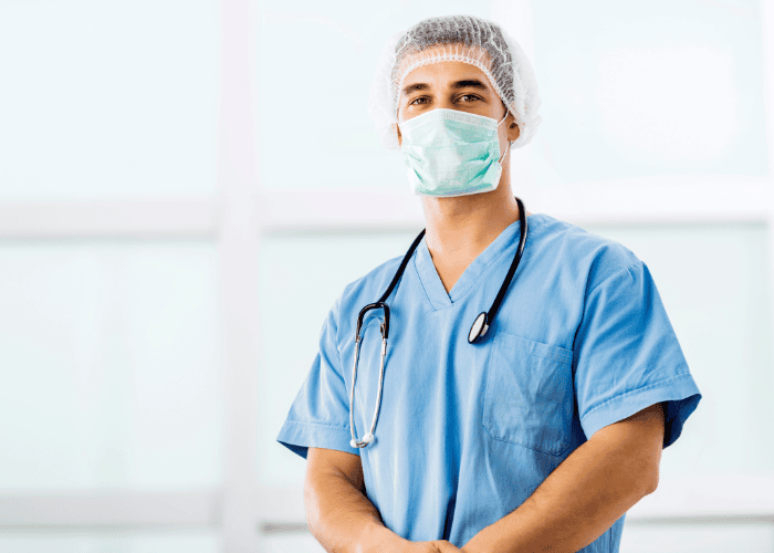 Médico cirurgião com máscara em ambiente hospitalar